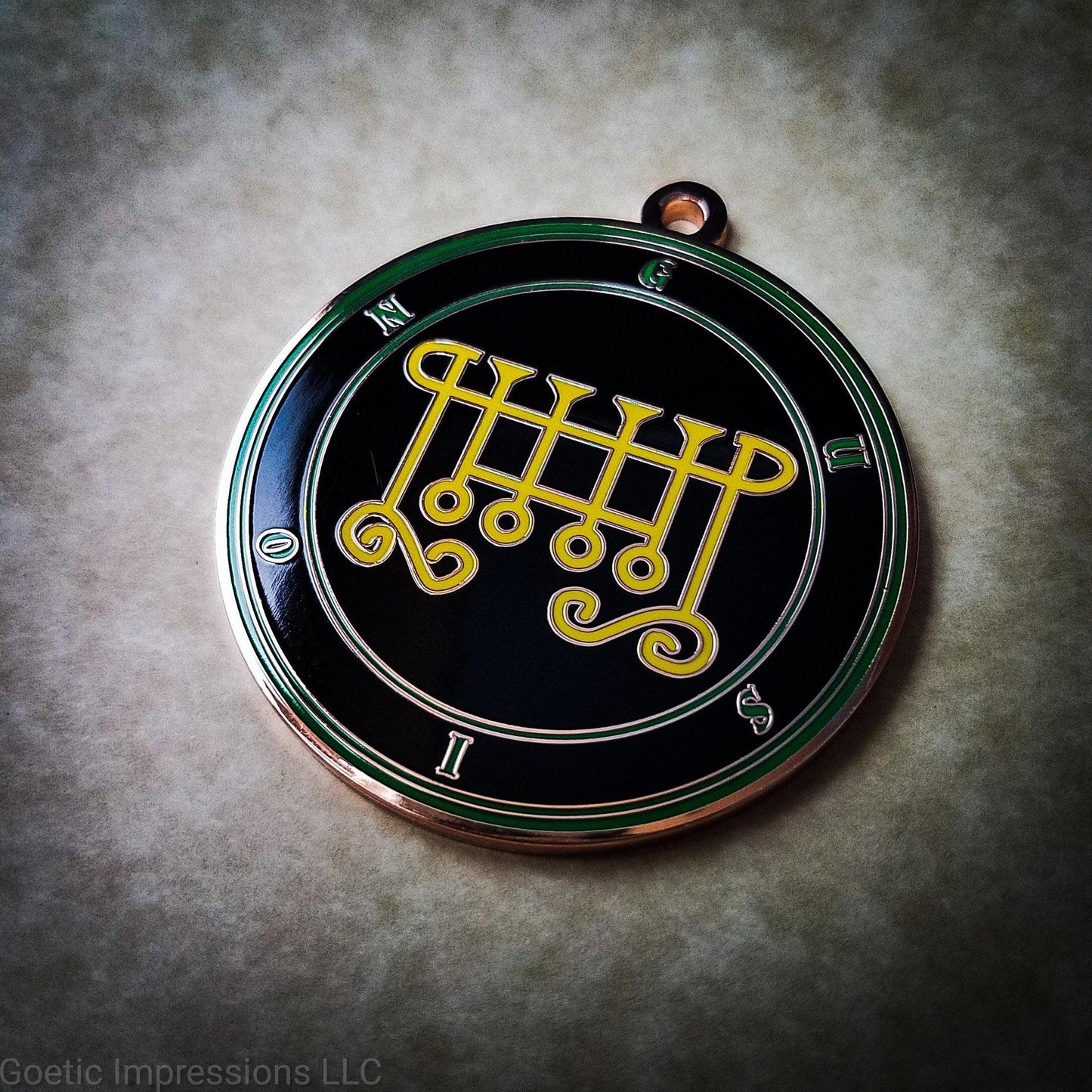 Talisman of goetic spirit Gusion. Gusion's sigil is yellow with the circles surrounding in green along with the name on a black background. 