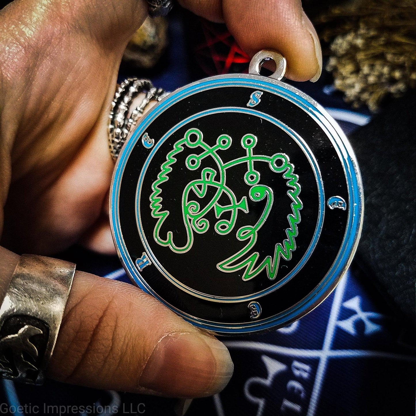 Talisman of goetic spirit Seere. Seere's sigil is green with the circles surrounding in blue along with the name on a black background. 